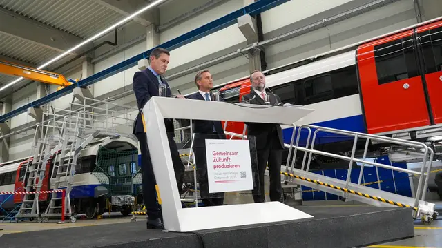 v.l.: Innovations- und Infrastrukturminister Peter Hanke (SPÖ), Wirtschaftsminister Wolfgang Hattmannsdorfer (ÖVP) und Deregulierungsstaatssekretär Sepp Schellhorn (Neos) | Foto: MeinBezirk/Andreas Pölzl