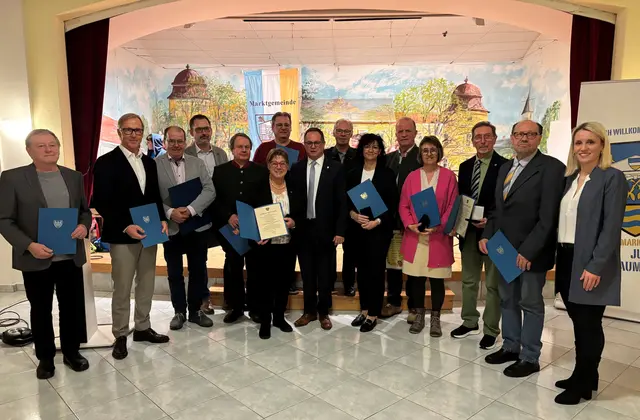 Karl Siegl, Peter Trattner, Vizbgm. a.D. Heinz Mahl, GR a.D. Hannes Feiertag, GR a.D. Christian Bichler, Gerhard Brand, Bürgermeisterin a.D. der Nachbargemeinde Sieghartskirchen Josefa Geiger, Bürgermeister Georg Hagl, GR a.D. Alois Schallaun, GGR a.D. Elisabeth Eichinger, GGR a.D. Reinhold Kleiß, Maria Huber, Friedrich Fassler, GR a.d. Johann Wallner und Vizebürgermeisterin Tanja Schüttengruber | Foto: Marktgemeinde Judenau-Baumgarten