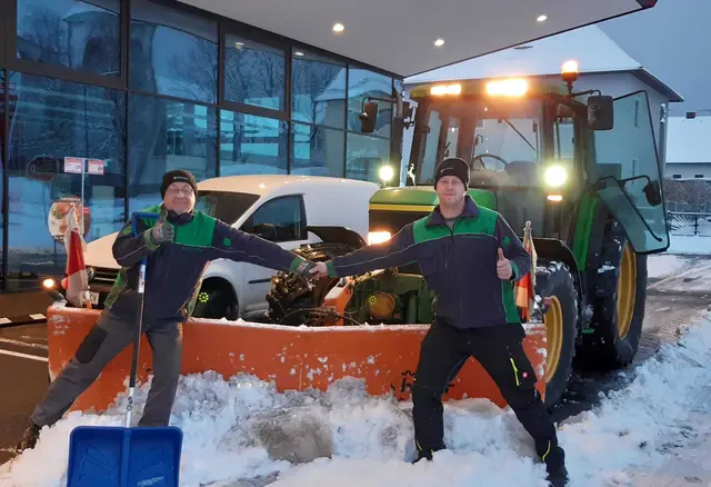 Winterdienstmitarbeiter Manfred (l.) und Daniel Schuster im Einsatz. | Foto: Maschinenring Waldviertel Nord