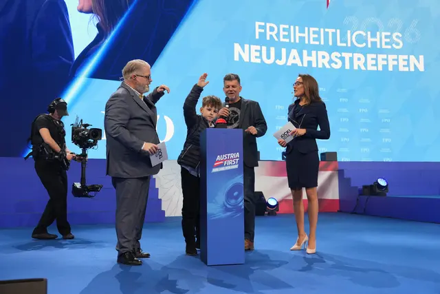 Schüler Paul drückt den Buzzer – das Onlineradio Austria First ist somit offiziell gestartet. | Foto: Alois Endl