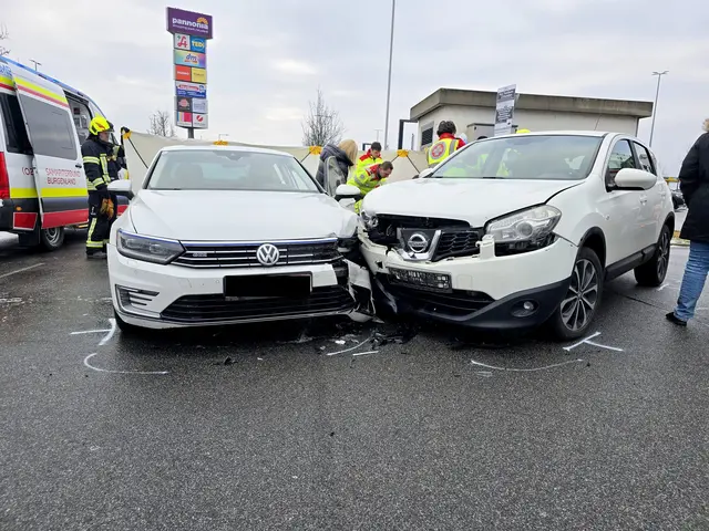 Der Lenker war nach dem Zusammenstoß nicht ansprechbar und war dadurch in seinem Fahrzeug eingeschlossen. | Foto: FF Neusiedl am See