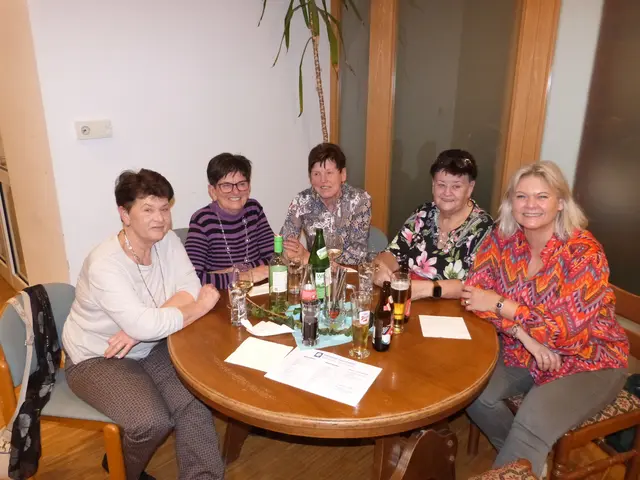 Bei tollen Gesprächen und jeder Menge Speis und Trank genossen die Damen den Abend im Raidinger Pfarrzentrum.  | Foto: Vanessa Wittmann