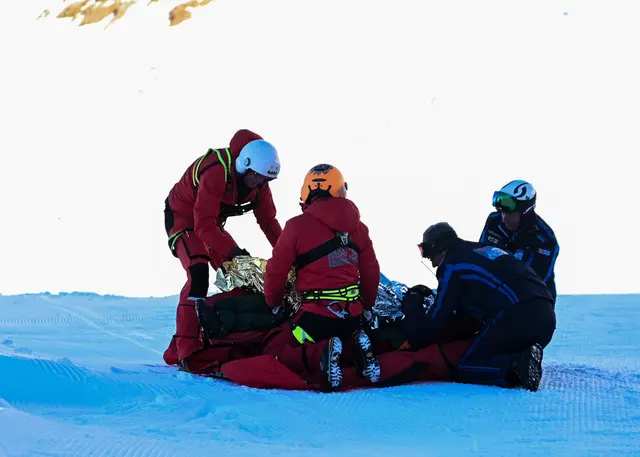 Zwei Skiunfälle gab es am Freitagmittag in Tirol. Ein verletzter Skifahrer wurde im Skigebiet Königsleiten nach der Erstversorgung von der Pistenrettung ins Tal gebracht. (Symbolfoto) | Foto: Zeitungsfoto.at / Symbolbild