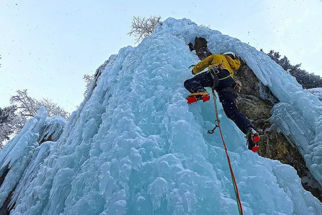 Ein Eiskletterer kam nach dem Abseilen von der Eiskletterroute „Alzenlehnerfall“ ins Stolpern und stürzte in die Tiefe. (Symbolfoto) | Foto: Bergwelten.com (Symbolfoto)