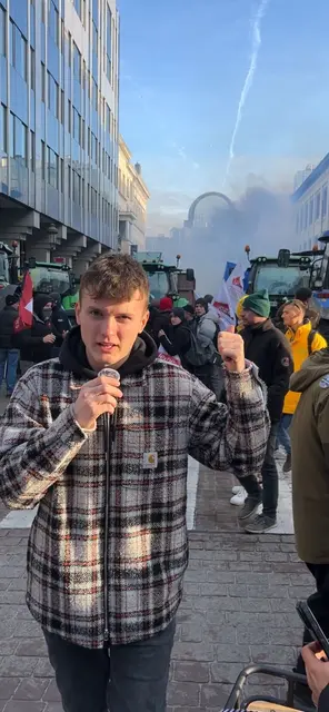 Markus Holzschuster sieht für seinen Betrieb negative Auswirkungen auf Getreide und Bio-Produkte. Hier ist er bei einer Demonstration in Brüssel im Tränengasrauch zu sehen.  | Foto: Markus Holzschuster