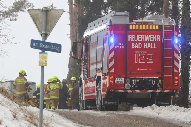 Zahlreiche Einsatzkräfte waren beim Forstunfall in Bad Hall vor Ort. | Foto: laumat/Matthias Lauber