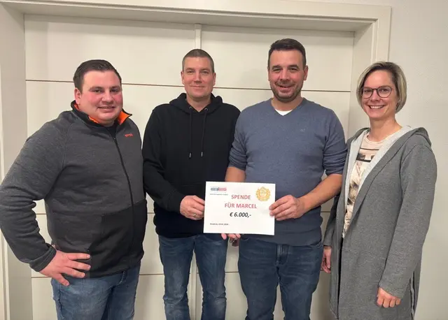 Die Gradnitzer Dorfgemeinschaft, im Bild Julian Marchsteiner, Christian Schabauer sowie Jürgen und Regina Boden, freut sich über die großartige Spendensumme, die nun übergeben werden konnte. | Foto: privat