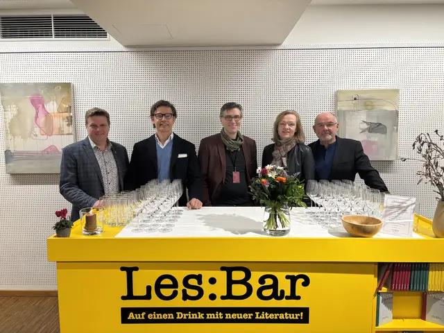 Bürgermeister Stephan Oswald (l.) und der künstlerische Leiter Thomas Sobotka (Mitte) mit den Vorstandsmitgliedern Lukas W. Zeinler, Daniela Majer und August Schmölzer. | Foto: MeinBezirk/Katrin Löschnig
