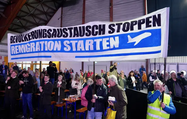 Die Identitäre Bewegung hielt ein Banner mit einer klaren Botschaft hoch. | Foto: Stephan Fugger/MeinBezirk.at