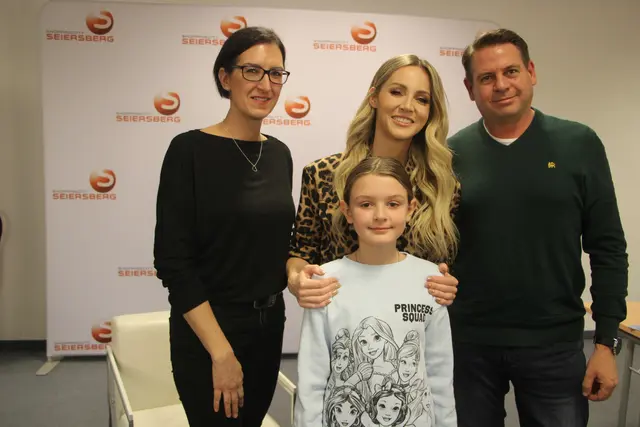 Steffi und ihre Eltern aus Gleisdorf trafen Melissa Naschenweng persönlich vor ihrer Autogrammstunde im Backstage Bereich. | Foto: Josef Hofmüller