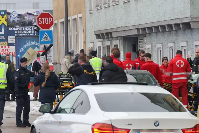 Beim Versuch einen pyrotechnischen Gegenstand zu zünden, sprengte sich ein Pro-Palästina-Demonstrant in Wels die Finger der Hand weg. | Foto: laumat.at