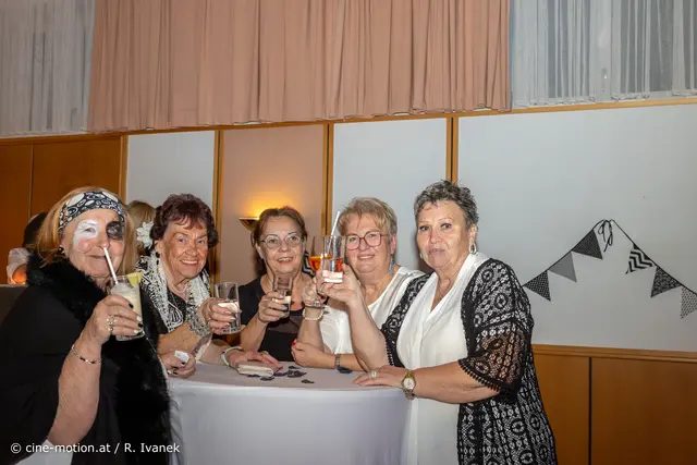 Wir stoßen auf diesen schönen Abend an. | Foto: cine-motion.at / R. Ivanek