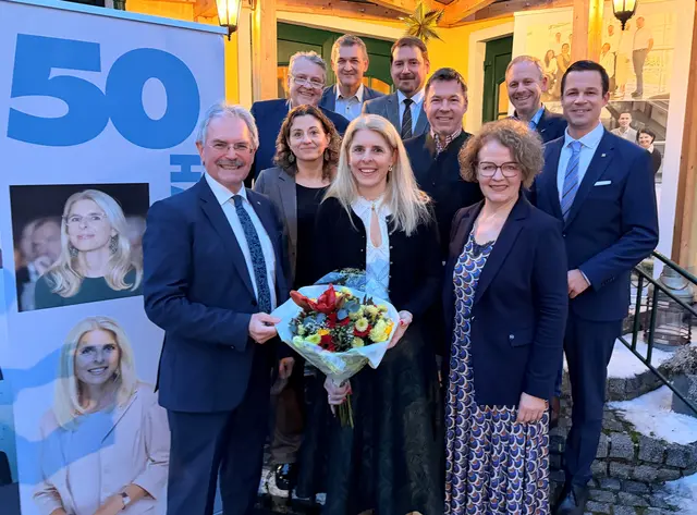 Vordere Reihe: LTP Karl Wilfing, Jubilarin Claudia Andre, LR Christiane Teschl-Hofmeister, Bildungsdirektor NÖ Karl Fritthum (re Außen) | Foto: LT-Direktion NÖ / Schultes