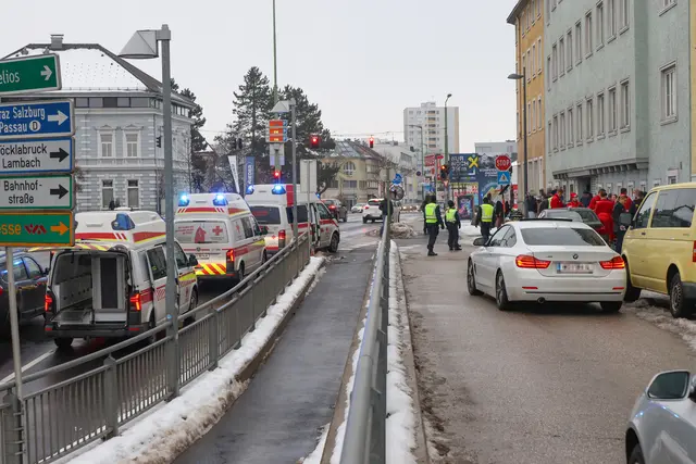 Beim Versuch einen pyrotechnischen Gegenstand zu zünden, sprengte sich ein Pro-Palästina-Demonstrant in Wels die Finger der Hand weg. | Foto: laumat.at