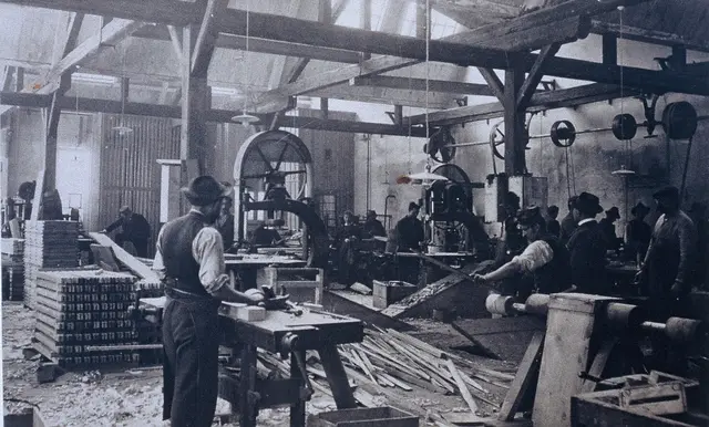 Foto aus der Skifabrik der Gebrüder Lederer in Rosenau a.H., ca. 1914. | Foto: E. Gföllner