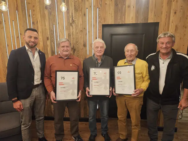 240 Jahre "Mitgliedschaft hoch drei": Josef Nagl, Hugo Nindl und Ernst Nagl (mit Urkunden v.l.n.r.), flankiert von Obmann Wolfgang Hörtnagl (re.) und Bgm. Thomas Suitner | Foto: Schiklub Axams