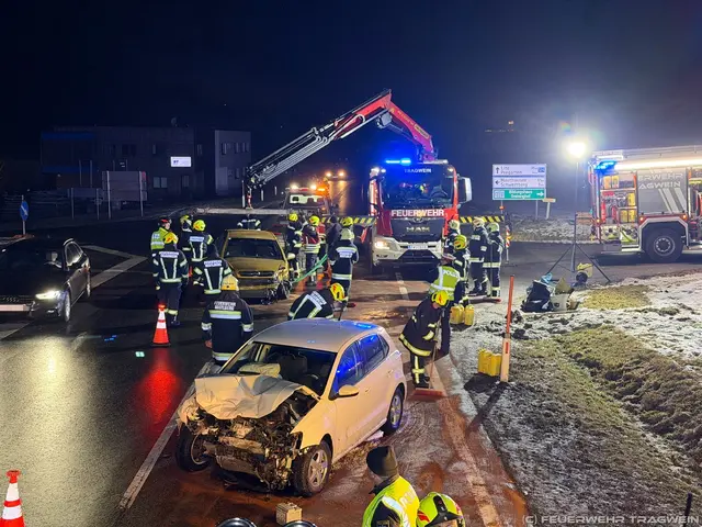 Die Autos wurden durch die Kollision massiv zerstört. | Foto: FF Tragwein