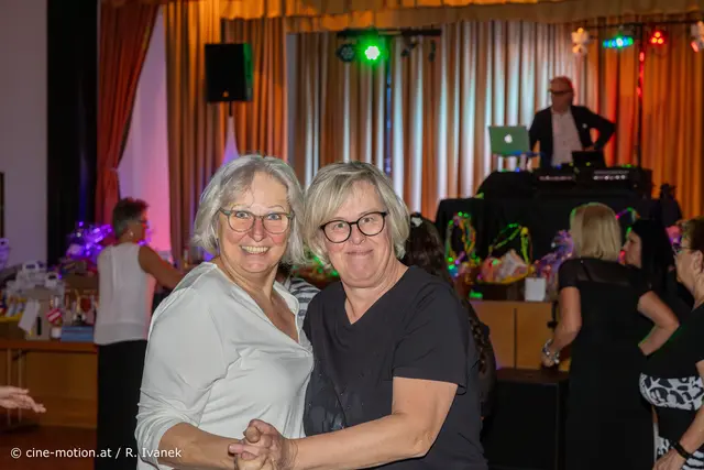 Tanzpatner schnell gefunden: Hannelore aus Enzersdorf/Fischa und Brigitte Preissl (vlnr). | Foto: cine-motion.at / R. Ivanek