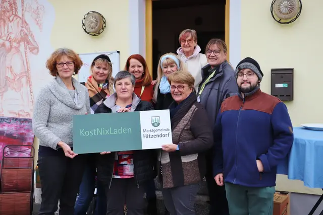 Motor des Kostnixladens Hitzendorf Birgit Rönfeld (li) mit Ehrenamtlichen, die zum Erfolg der Einrichtung wesentlich beitragen.  | Foto: Edith Ertl