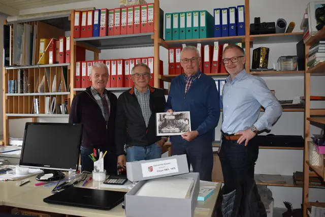 Das Chronisten-Team von Kössen mit Bürgermeister Reinhold Flörl (re.). Sie stehen beim neuen Projekt "Zeitspuren" mit Rat und Tat zur Seite.  | Foto: Regionalmanagement KUUSK