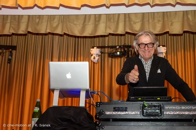 DJ Wolfgang Bodsy voll in seinem Element. | Foto: cine-motion.at / R. Ivanek