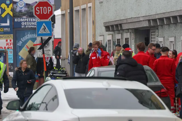 Beim Versuch einen pyrotechnischen Gegenstand zu zünden, sprengte sich ein Pro-Palästina-Demonstrant in Wels die Finger der Hand weg. | Foto: laumat.at