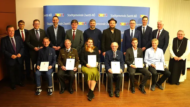 Die Ehrenzeichenträger mit ihren Laudatoren und den Ehrengästen. | Foto: Franz Fichtinger