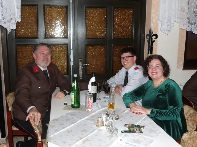 Bei Speis und Trank genossen die Besucherinnen und Besucher den Abend.  | Foto: Vanessa Wittmann