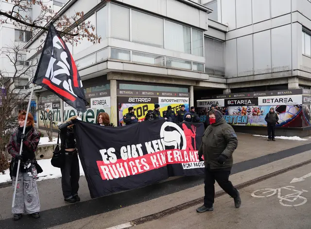 Geschätzt sechzig Personen haben sich gegenüber des Haupteingangs der Kärntner Messen zu einer Gegendemonstration eingefunden. | Foto: Stephan Fugger/MeinBezirk.at