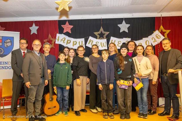 Anwesende Gemeinderäte mit Bürgermeisterin Silvia Krispel (Mitte) und den Mitgliedern der Musikschule Südheide. | Foto: cine-motion.at / R. Ivanek