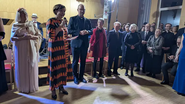 Ball-Organisatorin Eva-Maria Hoppe-Kaiser (2.v.l.) übernahm die Eröffnungsrede des Balls der Pfarre Am Lainzerbach. Auch am Foto: Pfarrprovisor Stefan Hengst (3.v.l.), Pfarrgemeinderätin Gertrud Baumgartner und Alt-Bezirksvorsteher und Jubilar Heinz Gerstbach, der am Ballabend seinen 85. Geburtstag feierte. | Foto: Reinhard Heiserer/Jugend Eine Welt