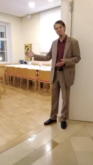 Christoph Brozek vom ehrenamtlichen Organisationsteam war auch für die Ausstattung der Ballräumlichkeiten zuständig. Per LiveStream wurde das Geschehen aus dem großen Karl-Rahner-Saal in die anderen Ballräume übertragen. | Foto: Mathias Kautzky/MeinBezirk