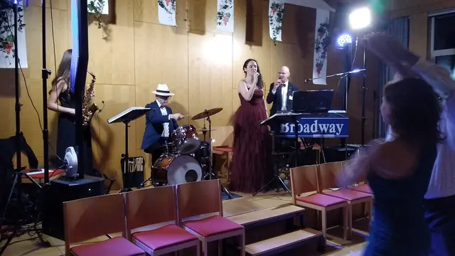 Die Live-Band "Broadway" unterhielt die Ballbesucherinnen und -besucher routiniert durch den langen Ballabend. Ursprünglich sollte die langjährige Ballband "The Raindrops" ihren gewohnten Part übernehmen, fiel jedoch aufgrund von Krankheit einiger Bandmitglieder heuer aus. | Foto: Mathias Kautzky/MeinBezirk
