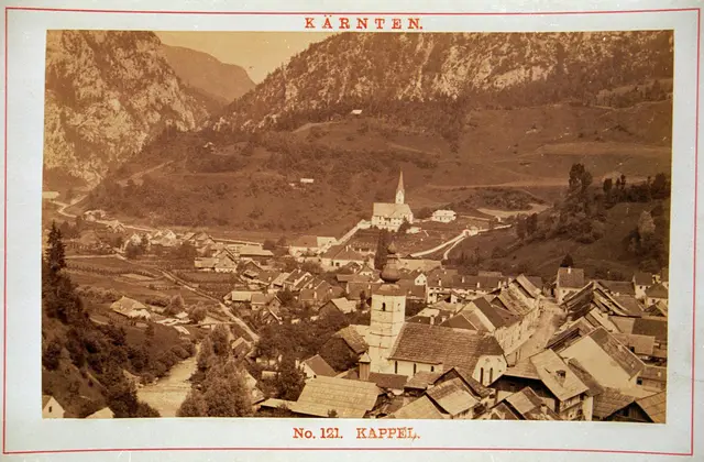 Ansichtskarte von Eisenkappel - Diese Karte wurde vor 1885 aufgenommen, zumal der Zwiebelturm der Pfarrkirche 1885 abgebrannt ist. Die ursprüngliche Art des Turmes wurde nicht mehr hergestellt. | Foto: Privat