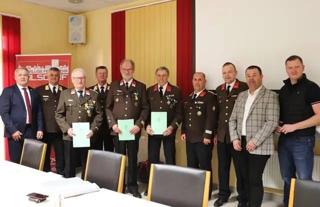 50 Jahre ehrenamtlich im Dienst der Feuerwehr für die Bevölkerung im Einsatz: Danke Erwin Zaunschirm, Johann Weichhart und Ferry Hahn.  | Foto: Edith Ertl