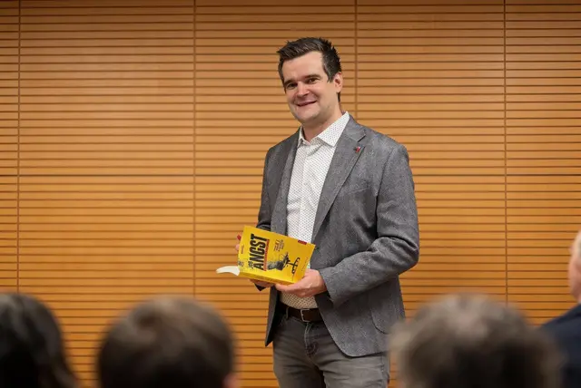 Der KI-Experte Markus M. Kirchmair diskutiert mit dem Publikum, was bleibt, wenn Künstliche Intelligenz immer mehr Aufgaben übernimmt. | Foto: KIKOM