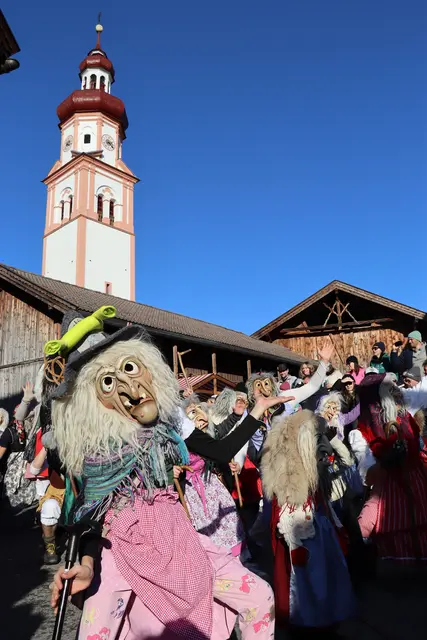 Rund 700 Teilnehmer verwandelten Baumkirchen beim 10. Hexentreff in eine ausgelassene Hexenhochburg. | Foto: Kendlbacher
