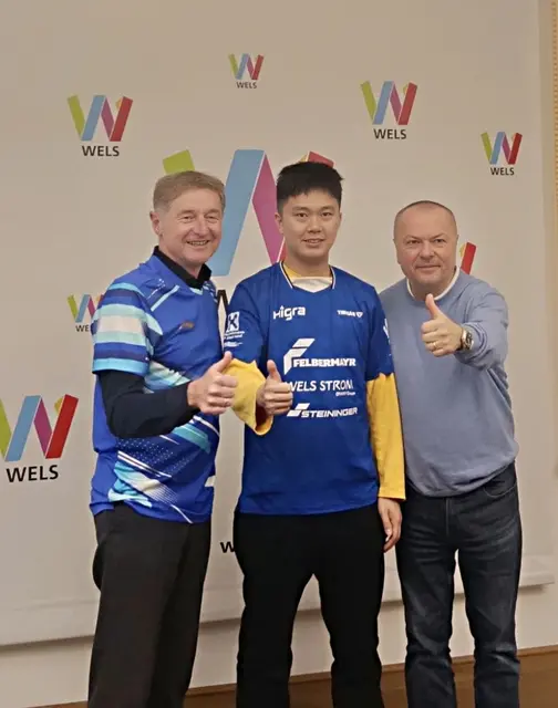 Der Welser Sportreferent Gerhard Kroiß (FPÖ) mit Neuzugang Zhao Zhaoyan und SPG-Präsidenten Bernhard Humer. | Foto: SPG Felbermayr