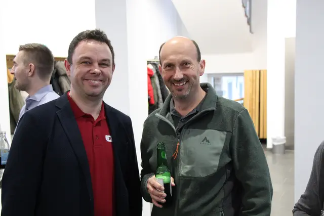 Bezirkskapellmeister Arnold Renhardt (li.) mit Robert Schröckmair, Kapellmeister in Nußbach. | Foto: MeinBezirk/Staudinger