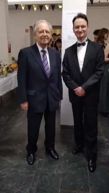 Hietzinger Bezirksvorsteher-Dynastie: Alt-Bezirksvorsteher Heinz Gerstbach (l.) feierte am Ballabend seinen 85. Geburtstag. Sein Sohn Thomas Gerstbach (beide ÖVP) ist Bezirksvorsteherin-Stellvertreter - und wie sein Vater seit Jahrzehnten verdientes Mitglied der Pfarrgemeinde Am Lainzerbach. | Foto: Mathias Kautzky/MeinBezirk