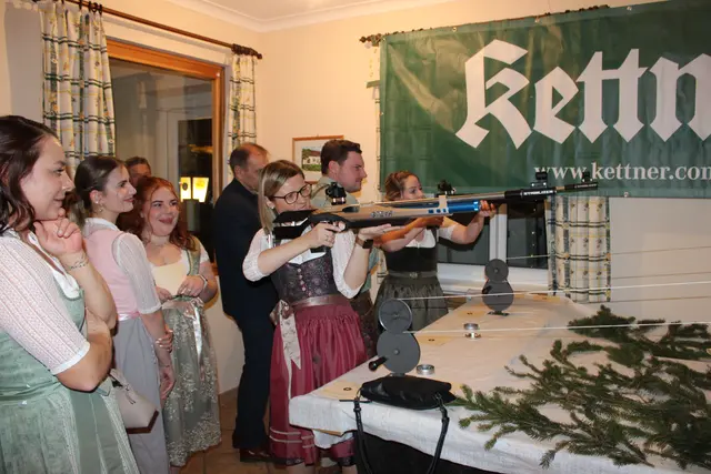 Beim Zimmergewehrschießen zeigten die Gäste ihr Können. | Foto: Anika Paul