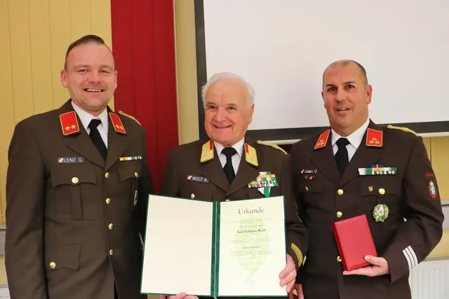 Karl Wolf wurde mit dem Verdienstkreuz in Gold ausgezeichnet. OBI Gernot Lenz (li) und HBI Patrick Trummer gratulierten.  | Foto: Edith Ertl