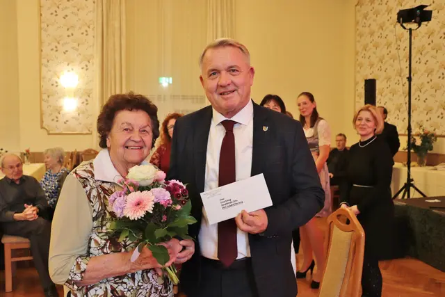 Bgm. Manfred Komericky gratulierte Erna König zum 95. Geburtstag. Die rüstige Seniorin war beim Langsamen Walzer auch am Tanzboden zu sehen.  | Foto: Edith Ertl