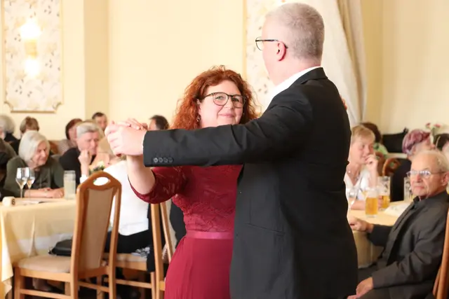 Mit einem Langsamen Walzer eröffneten Sandra Goldberg und Thomas Mosler den Pensionistenball. | Foto: Edith Ertl
