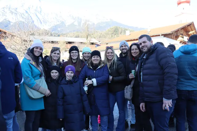 Familie Traxler und Freunde genossen den Umzug in Baumkirchen in vollzen Zügen. | Foto: Kendlbacher