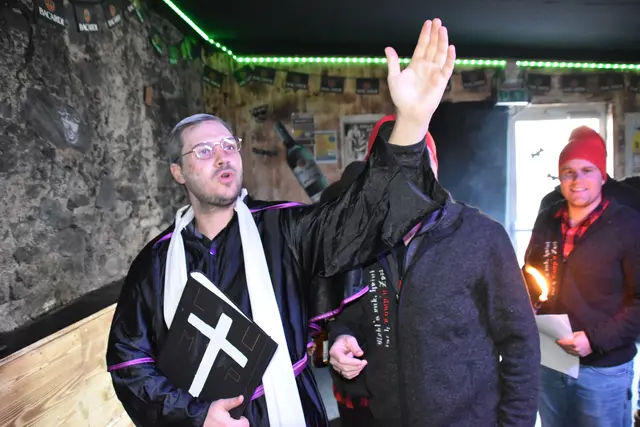 Exzellenz Hochwürden Hackelus Julianius war der Pfarrer, der mit seinen Ministranten von Fasnachtslokal zu Fasnachtslokal zog und überall seinen Segen hinterließ.