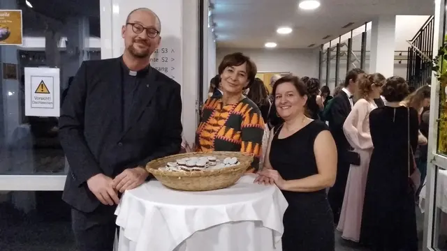 Ball-Organisatorin Eva-Maria Hoppe-Kaiser (M.), Pfarrprovisor Stefan Hengst und Pfarrsekretärin Birgit Gulder beim Empfang: Als Damenspende gab einen Tiegel österreichischen Honig. | Foto: Mathias Kautzky/MeinBezirk