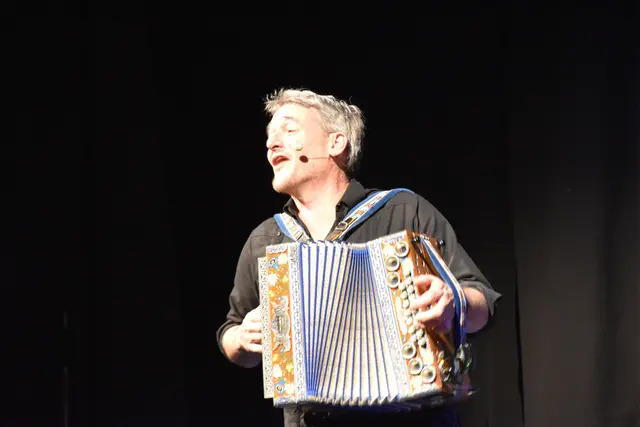 "Maximo Lieder" gab es mit Christof Spörk auf der Bühne des Offenen Hauses Oberwart. | Foto: MeinBezirk/Michael Strini