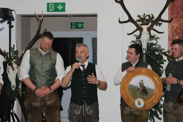 Franz Halvax bekam für seinen langjährige Arbeit als Jagdclub-Obmann ein schönes Geschenk überreicht. | Foto: Anika Paul