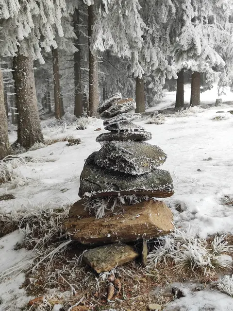 Dem Steintürmchen ist die Jahreszeit bestimmt egal... | Foto: I.Wozonig 